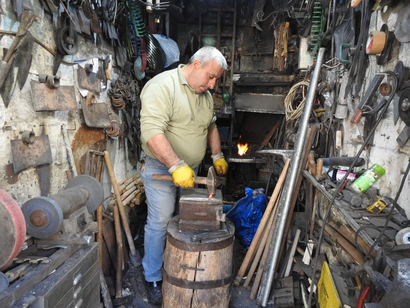 Kilis’te 28 yıllık demirci ustasının bitmeyen meslek tutkusu, kilis kent haber, demirci