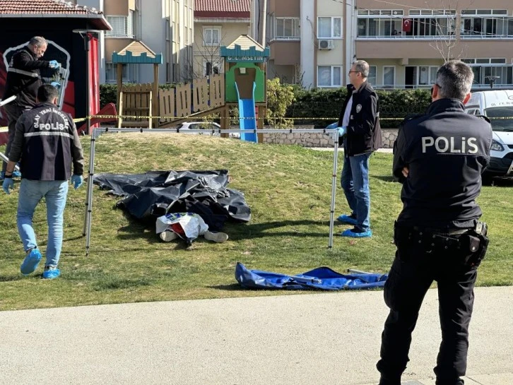 19 yaşındaki genç, parkta ölü bulundu