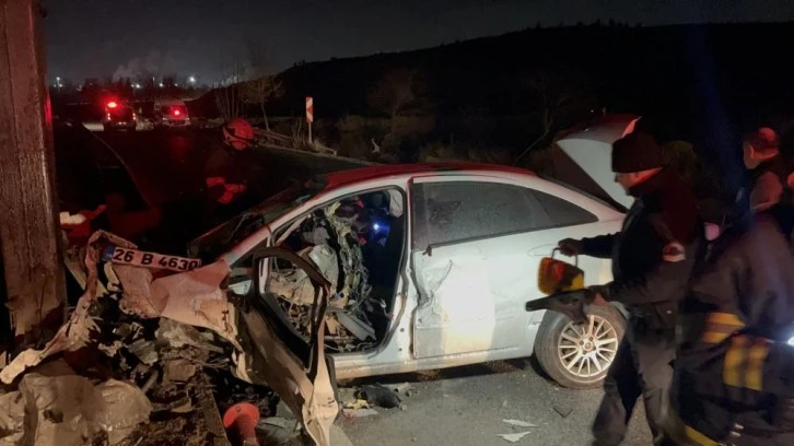 190 kilometre hızla direğe çarpan otomobilin sürücüsü hayatını kaybetti
