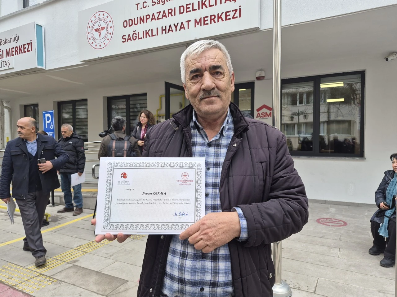 40 yıllık sigarayı 1 haftada bıraktı, Vali Yılmaz plaket verdi