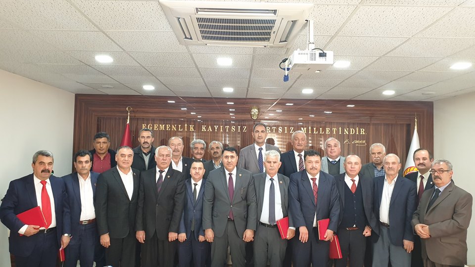 İL GENEL MECLİSİ OLARAK ÇOK GÜZEL HİZMETLER YAPTIK DEDİ ESKİ VE YENİ MECLİS ÜYELERİNE PLAKET TAKDİM ETTİ