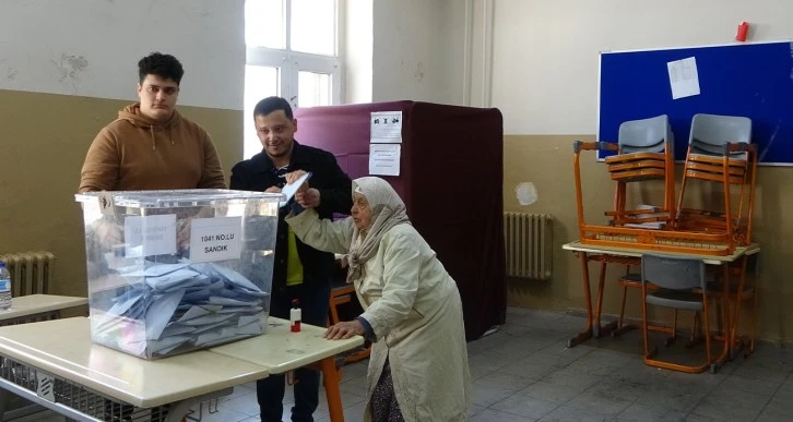 93 yaşında sandık başına gitti