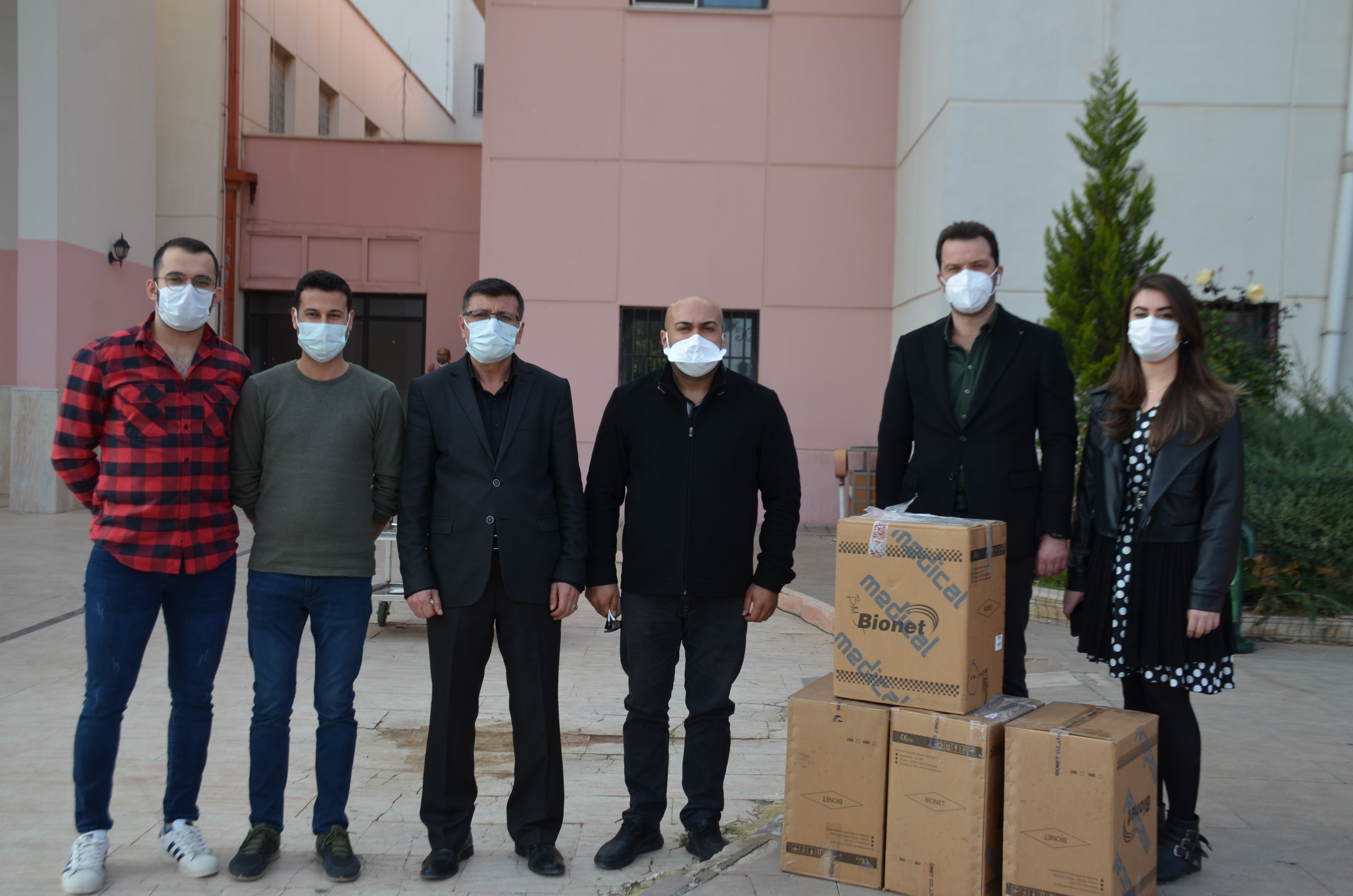 İŞ ADAMLARIMIZDAN HASTANEMİZE BİR BAĞIŞ DAHA! HASTA BAŞI MONİTÖRLERİ BAŞHEKİM KURTARANA TESLİM EDİLDİ"