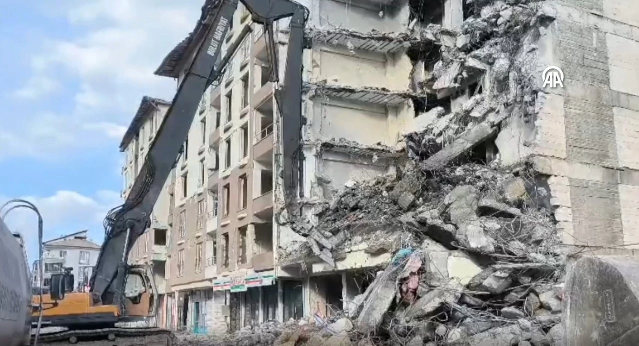 Ağır hasarlı binaların yıkımı s&uuml;r&uuml;yor