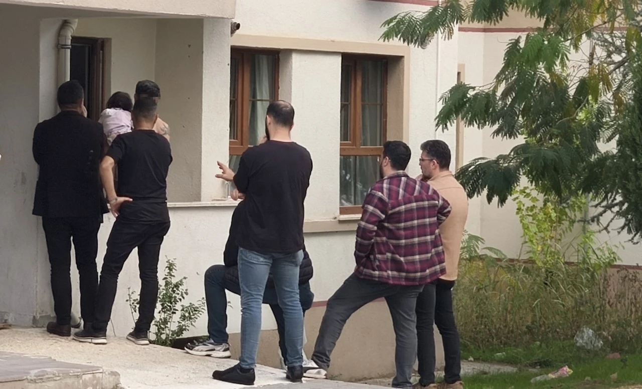 Ailesine dehşeti yaşattı: Rehin aldığı kızını bıraktı, pencereden atlayıp kaçarken yakalandı