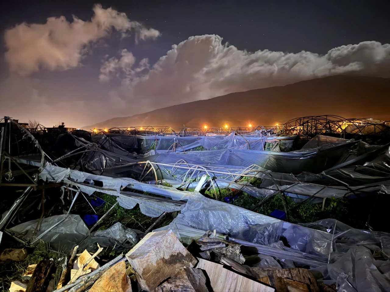 Antalya&rsquo;da hortum seraları yıktı ge&ccedil;ti