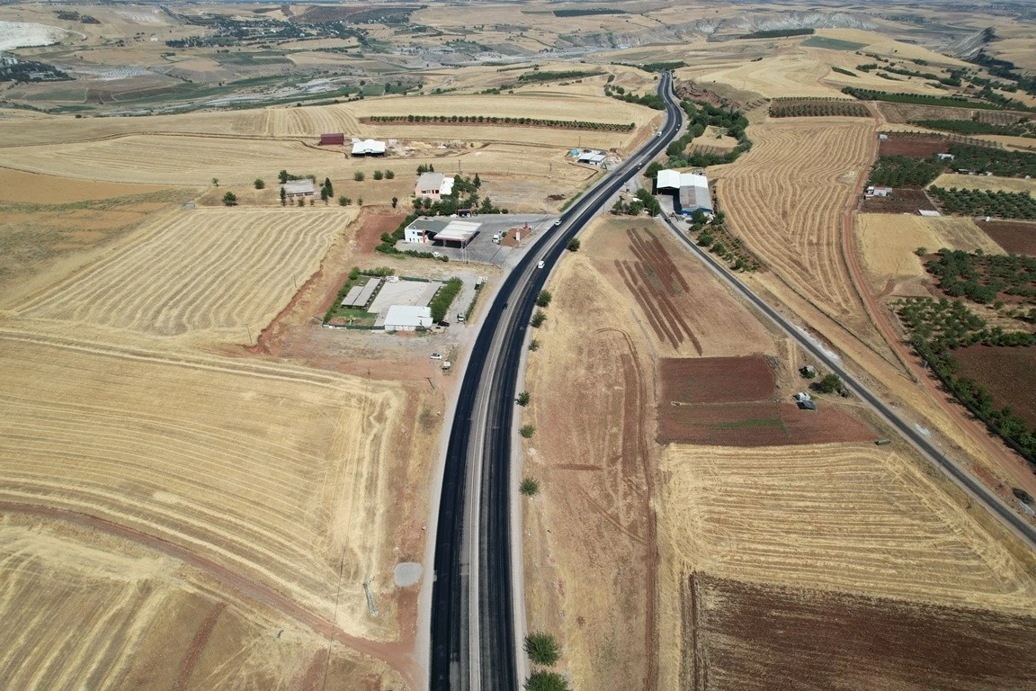 Aşırı Sıcaklar G&uuml;neydoğu'yu Vurdu: Adıyaman'da Asfalt Eridi, Kilis&rsquo;te Sokaklar Boşaldı