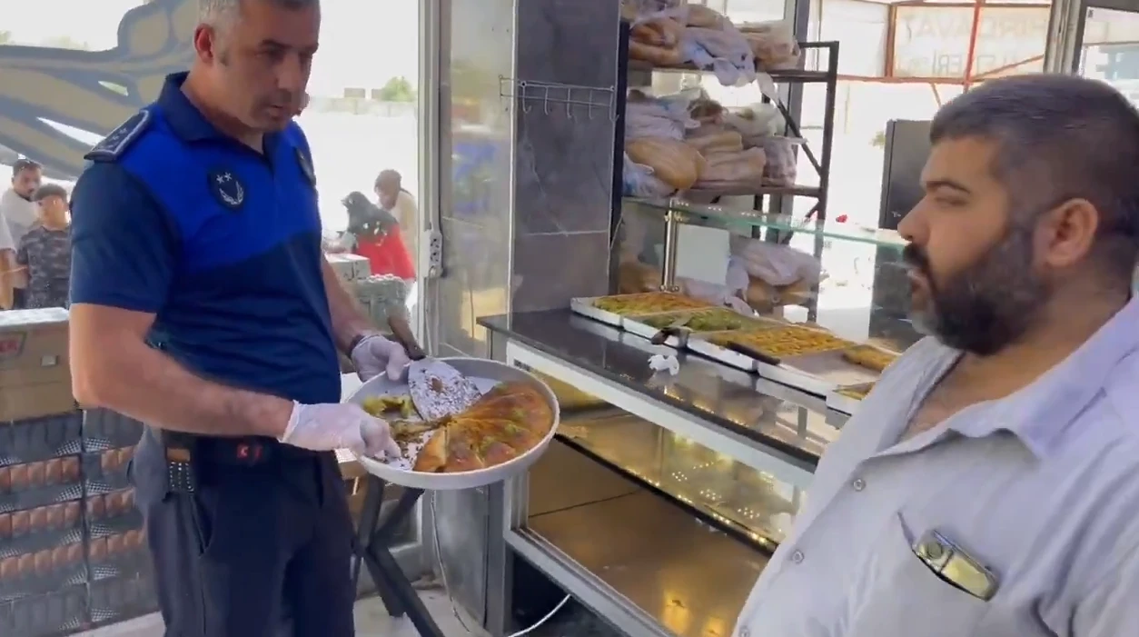 Baklavanın İ&ccedil;inden &Ccedil;ıkan Şey Şoke Etti! İ&ccedil;inden Bakın Ne &Ccedil;ıktı?