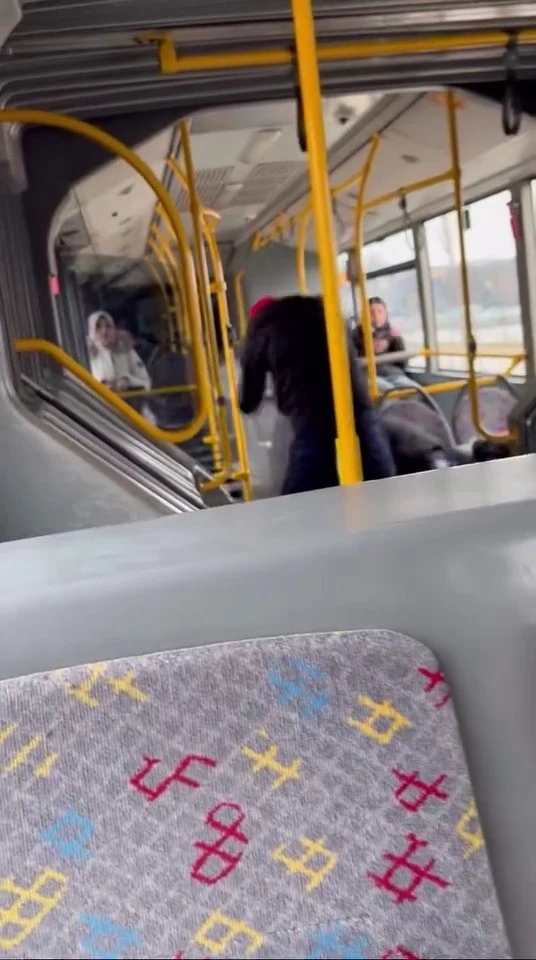 Belediye Otob&uuml;s&uuml;nde Tekme Tokat Dayak