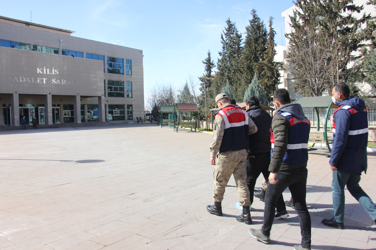 KIRMIZI BÜLTENLE ARANAN DEAŞLI TERÖRİST KİLİS'TE SINIRDA YAKALANDI