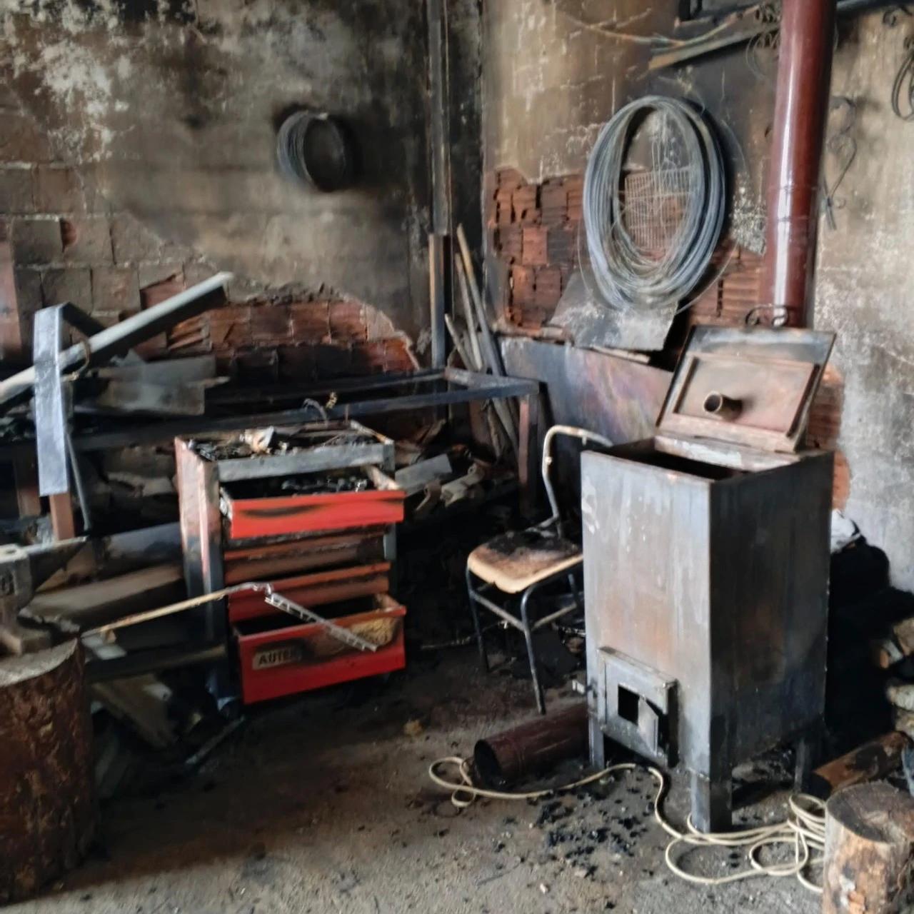 Demir doğrama d&uuml;kkanı k&uuml;le d&ouml;nd&uuml;