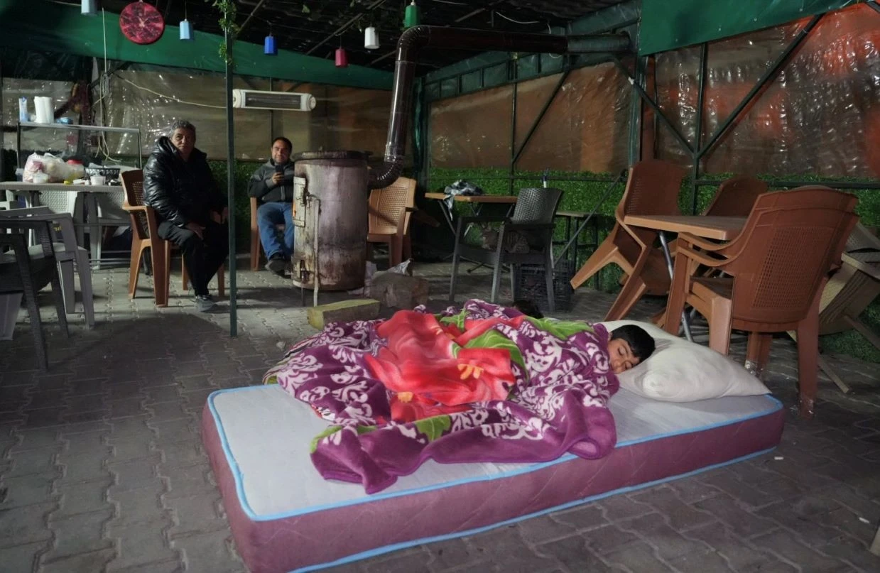 Deprem korkusu: Vatandaşlar geceyi dışarıda ge&ccedil;irdi