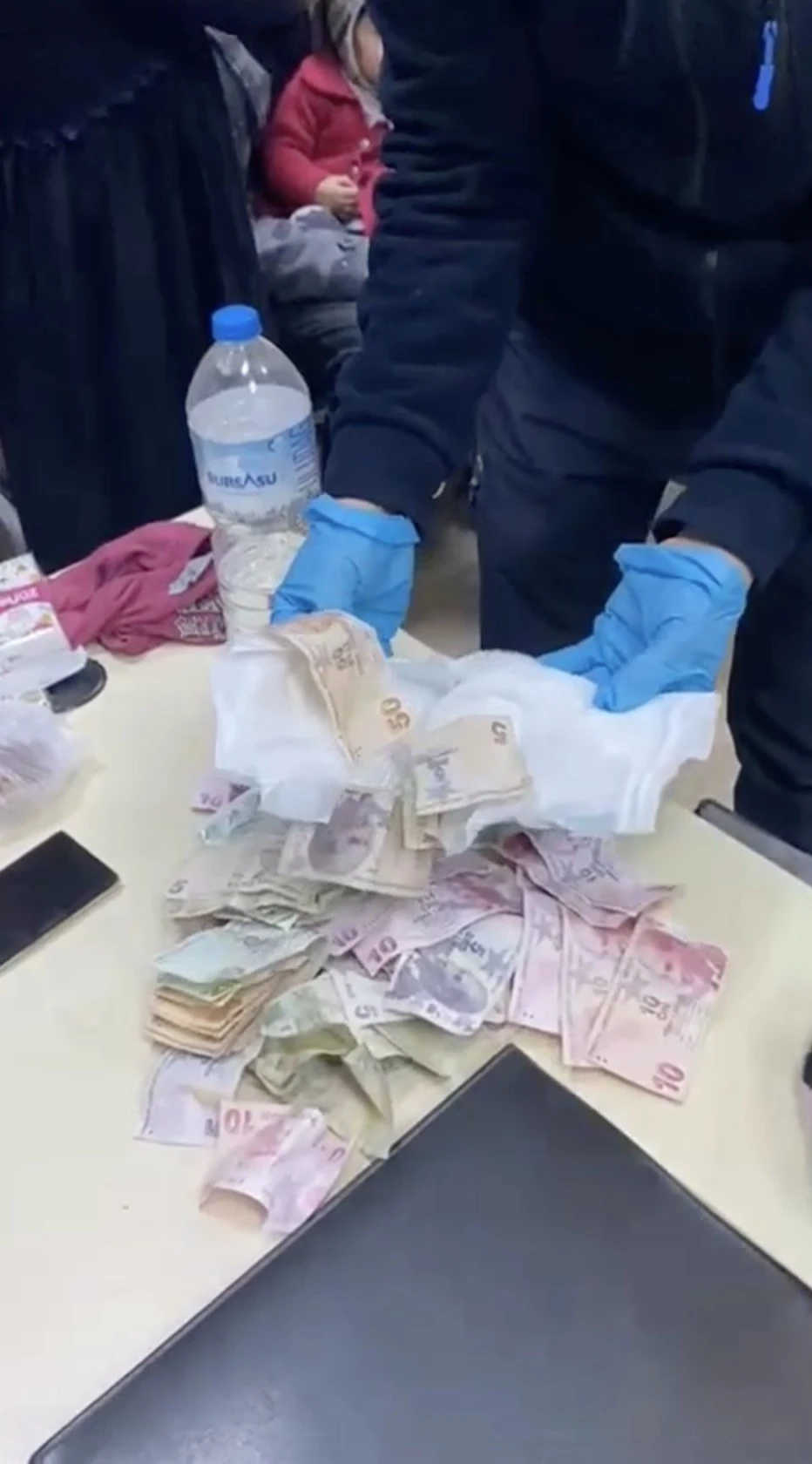 Dilencilik parasını bebek bezine sakladılar