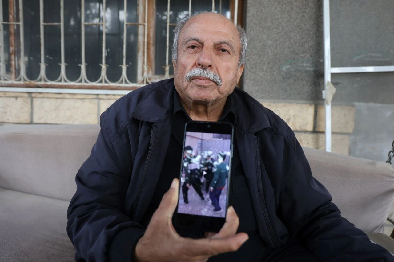 Emekli maaşını mahalleliye dağıtıyor