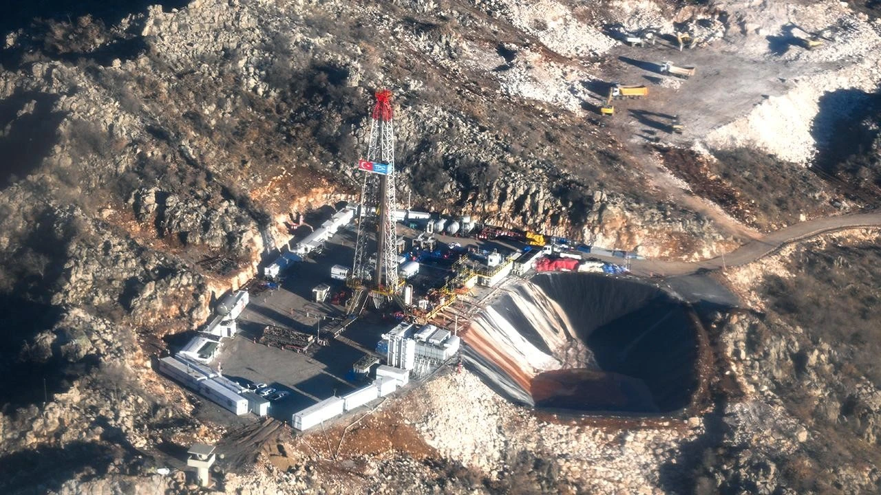 Enerji Bakanı Bayraktar'dan Peş Peşe M&uuml;jdeler: &Uuml;retim Rekoru ve K&uuml;resel Hamleler