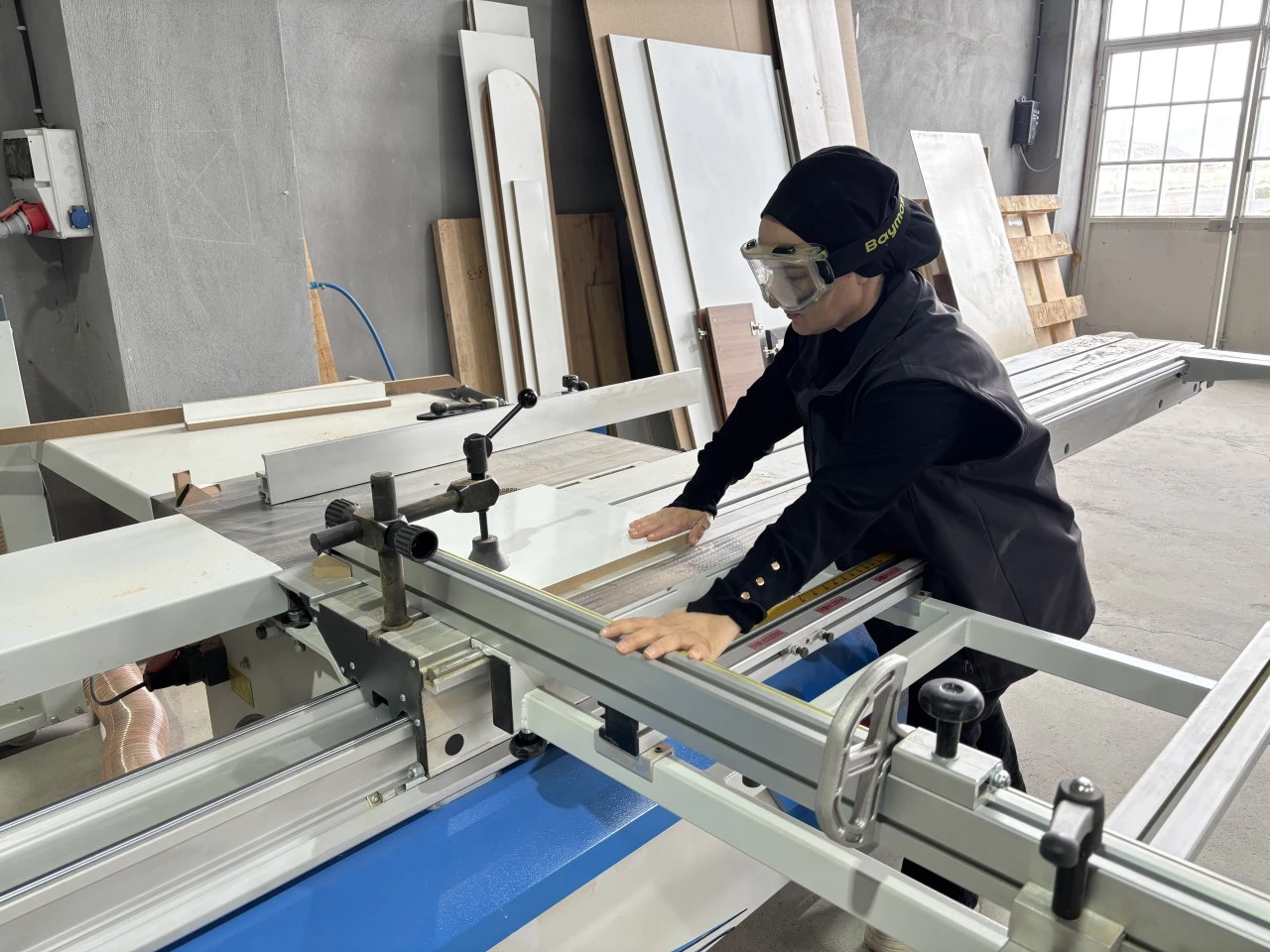 Enkazdan at&ouml;lyeye bir hayat m&uuml;cadelesi: İki &ccedil;ocuk annesi mobilyaya şekil veriyor