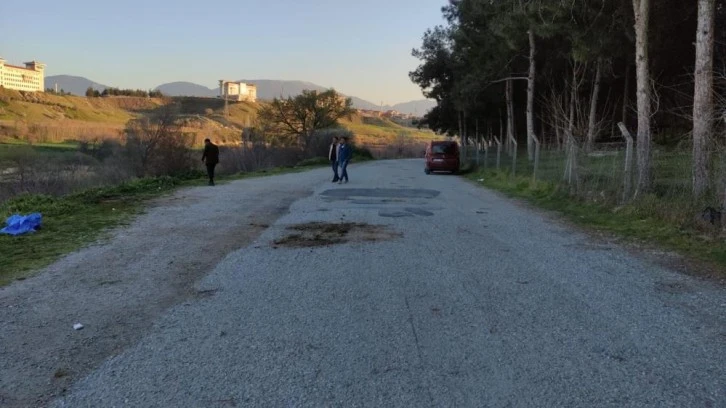 Eşi ile eski çalışanını parkta yakalayan koca cinnet getirdi!