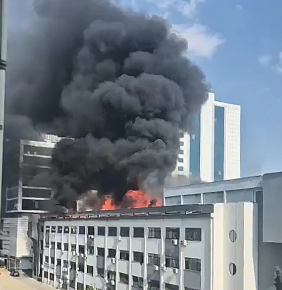 Gaziantep'te B&uuml;y&uuml;k İş Merkezinde Yangın! &Ccedil;ok Sayıda Ekip Sevk Edildi