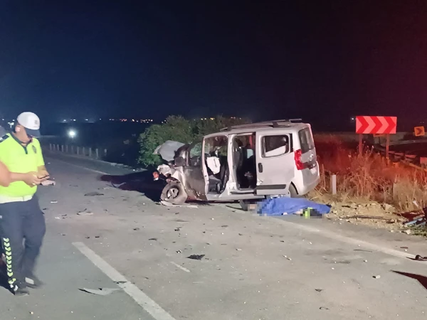 Hafif ticari araç güvenlik görevlilerinin bulunduğu kulübeye çarptı: 1 ölü, 3 yaralı