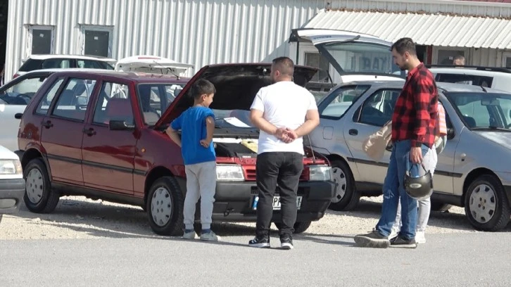 İkinci el oto pazarında sinek avladılar