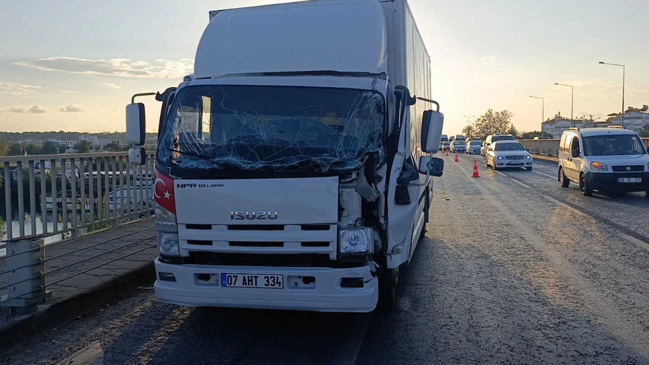 Kamyon tıra çarptı: Trafik kilitlendi