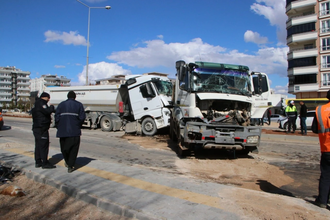 Kilis'te Kamyonlar &ccedil;arpıştı: 1 yaralı