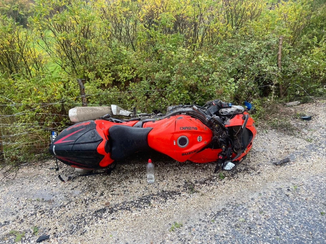 Kara yolda düşen motosiklet sürücüsü hastanede