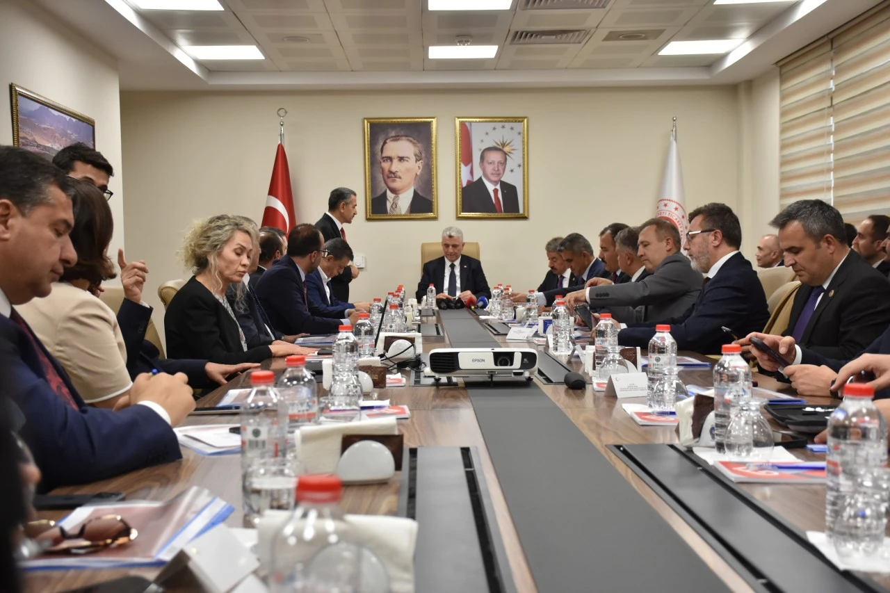 Bakan Bolat'tan Kilis'i İlgilendiren A&ccedil;ıklama: &Ouml;nc&uuml;pınar Sınır Kapısı'nda Ticaret Hız Kazandı