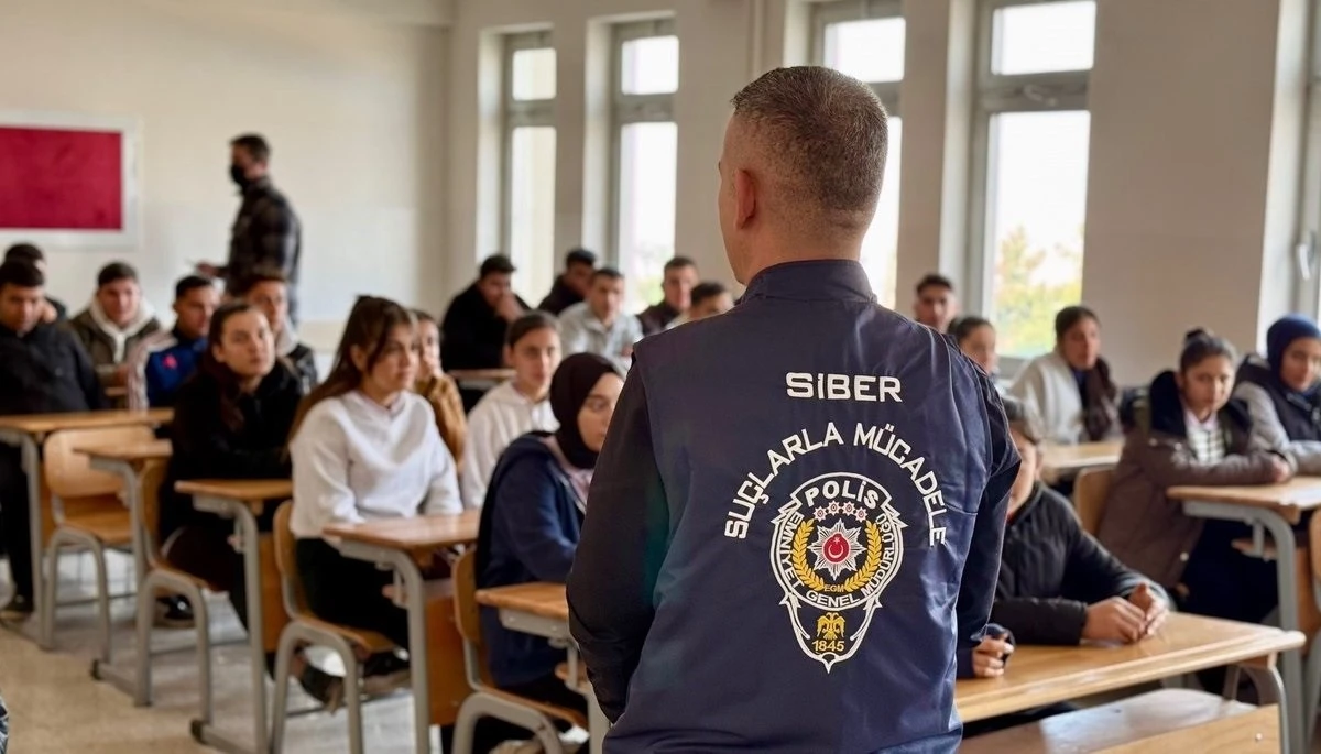 Kilis Polisi &Ouml;ğrencileri Tehlikelere Karşı Bilin&ccedil;lendirdi