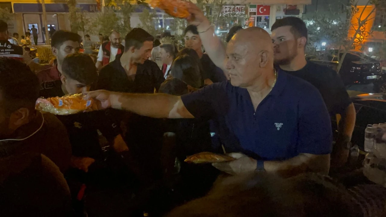 Kilis&rsquo;te 15 Temmuz Etkinliğinde Bin Kişiye Su ve Sandvi&ccedil; İkramı