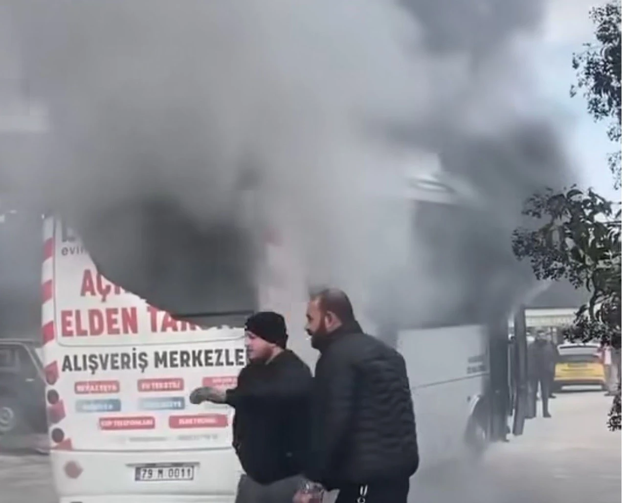 Kilis&rsquo;te Alevler Korkuttu &Ouml;zel Halk Otob&uuml;s&uuml; Yandı