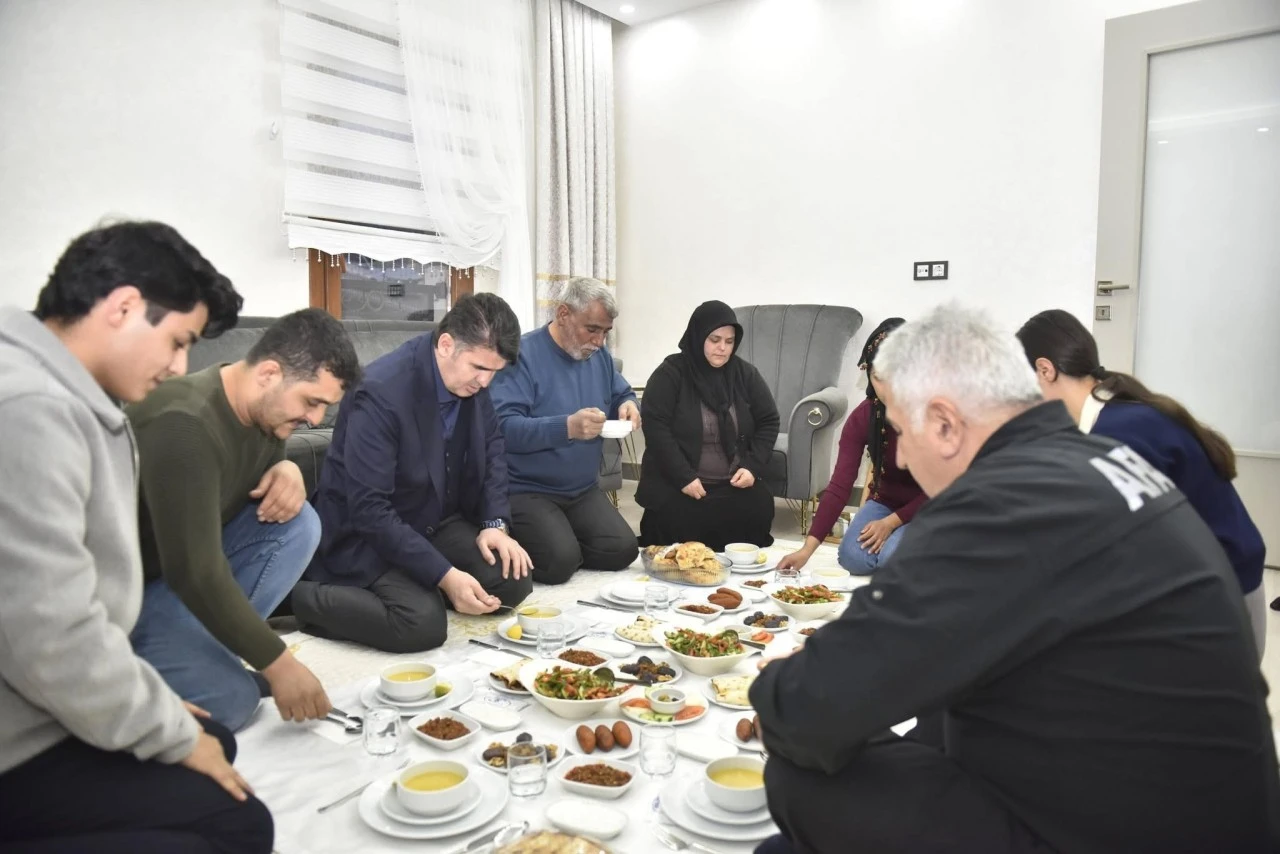 Kilis&rsquo;te Anlamlı İftar: Asrın Felaketi&rsquo;nde Evlatlarını Kaybeden &Ccedil;etin Ailesinin Yanında