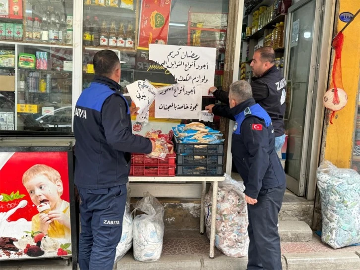 Kilis’te Arapça tabela ve posterler zabıta tarafından sökülüyor