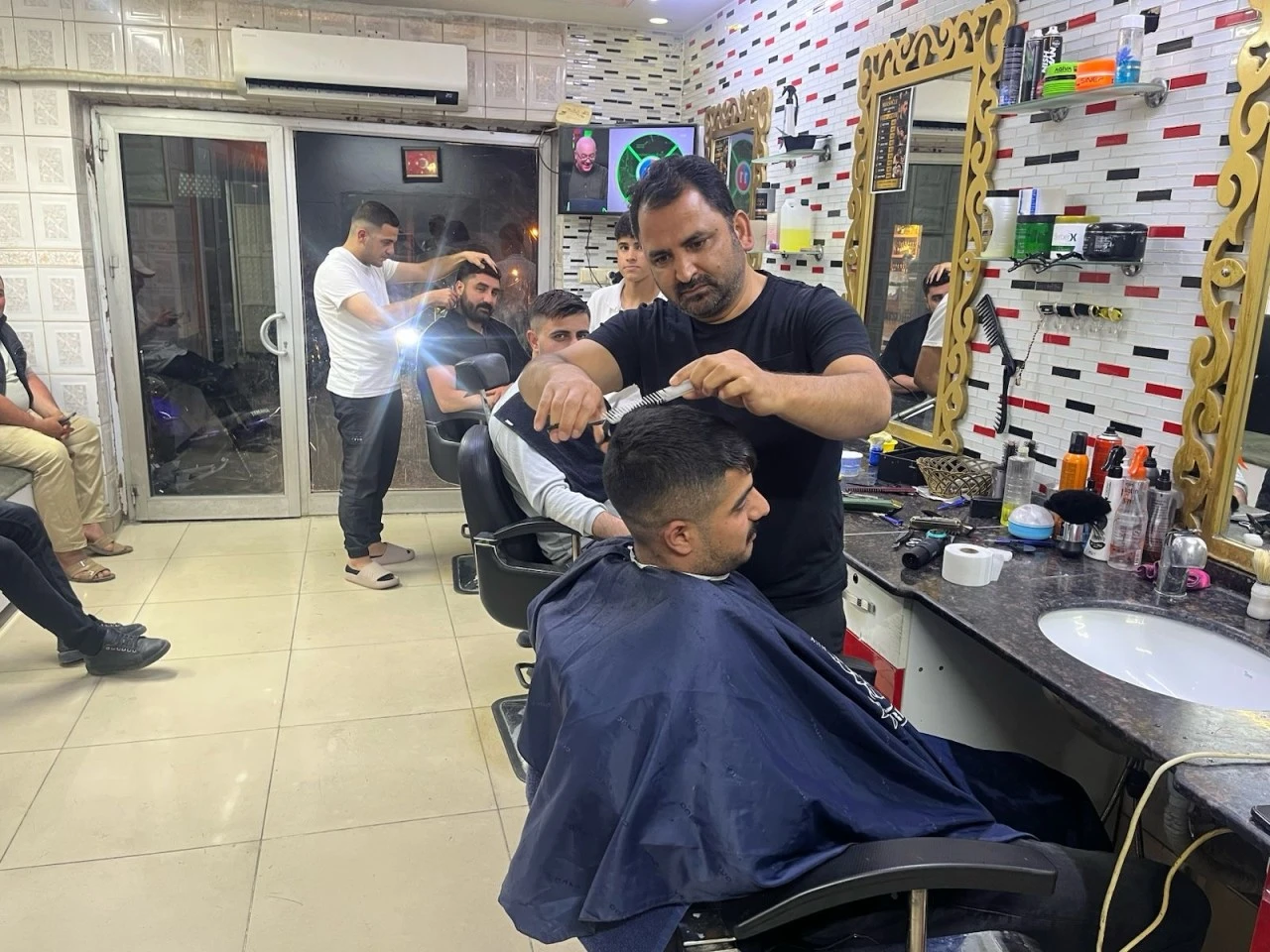 Kilis&rsquo;te Bayram Tıraşı Yoğunluğu: Berberler Sabaha Kadar A&ccedil;ık