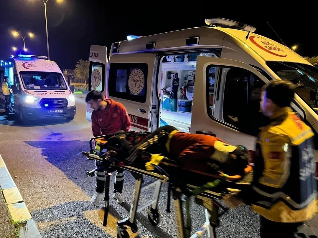   Kilis&rsquo;te Dikkatsiz A&ccedil;ılan Kapıya Motosiklet &Ccedil;arptı 2 Yaralı