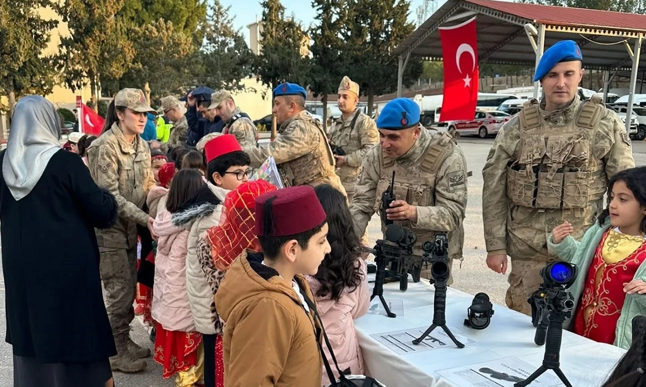 Kilis&rsquo;te Jandarma ve &Ouml;ğrenciler Aynı Sofrada
