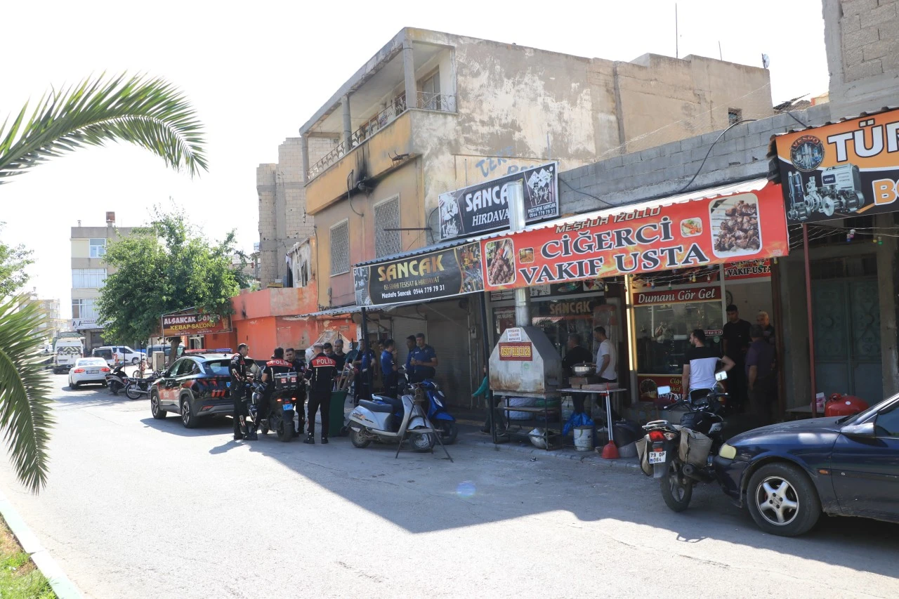 Kilis'te Kebap&ccedil;ıda Kan Aktı! Silahlı ve Bı&ccedil;aklı Kavgada 1 Kişi Yaralandı