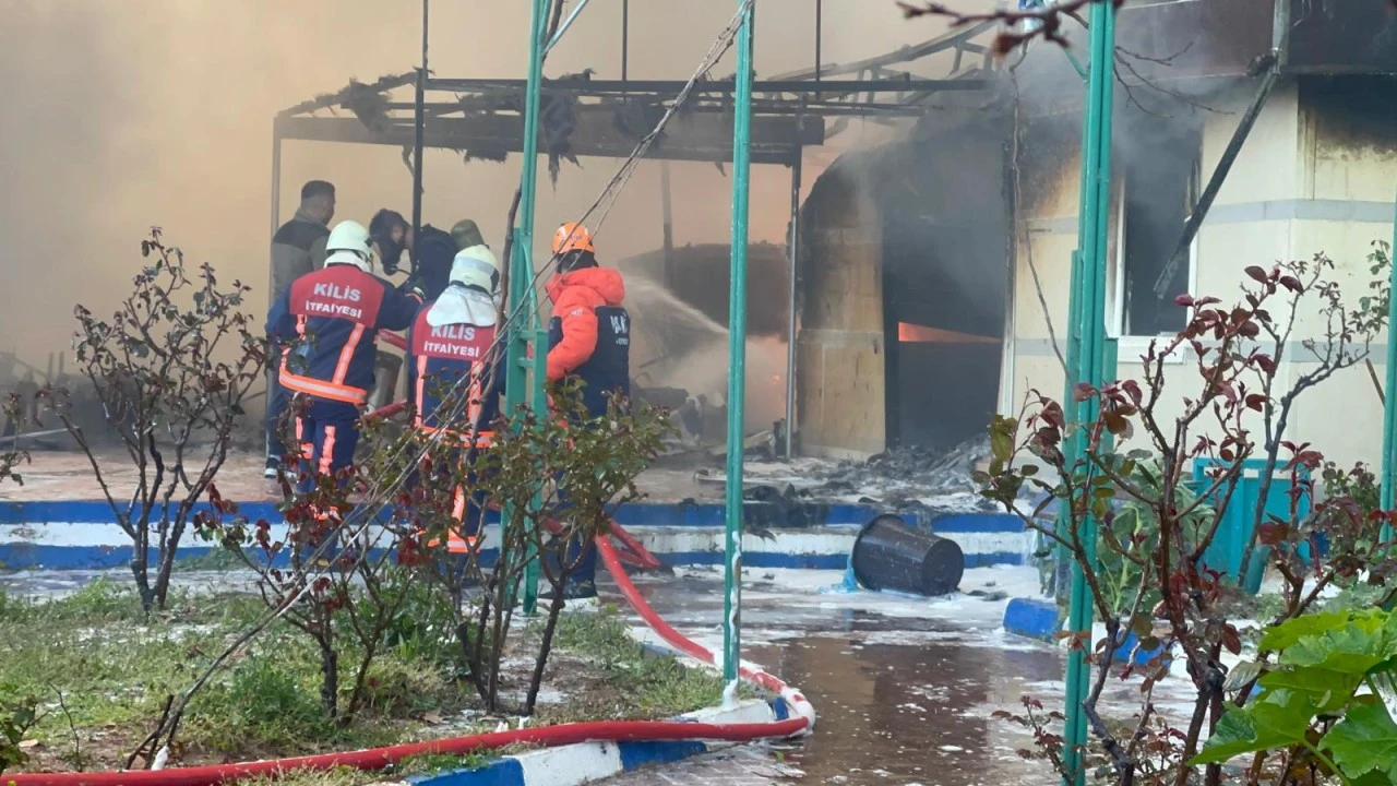 Kilis`te Mavi Hilalde &Ccedil;ıkan Yangından sıcak g&ouml;r&uuml;nt&uuml;ler