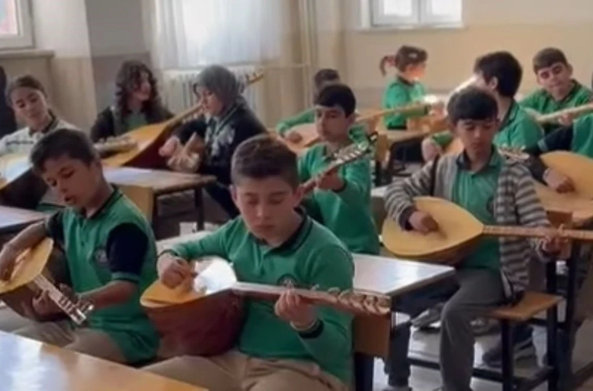 Kilis&rsquo;te &Ouml;ğrencilerinden Bağlamalı Aşık Veysel S&uuml;rprizi