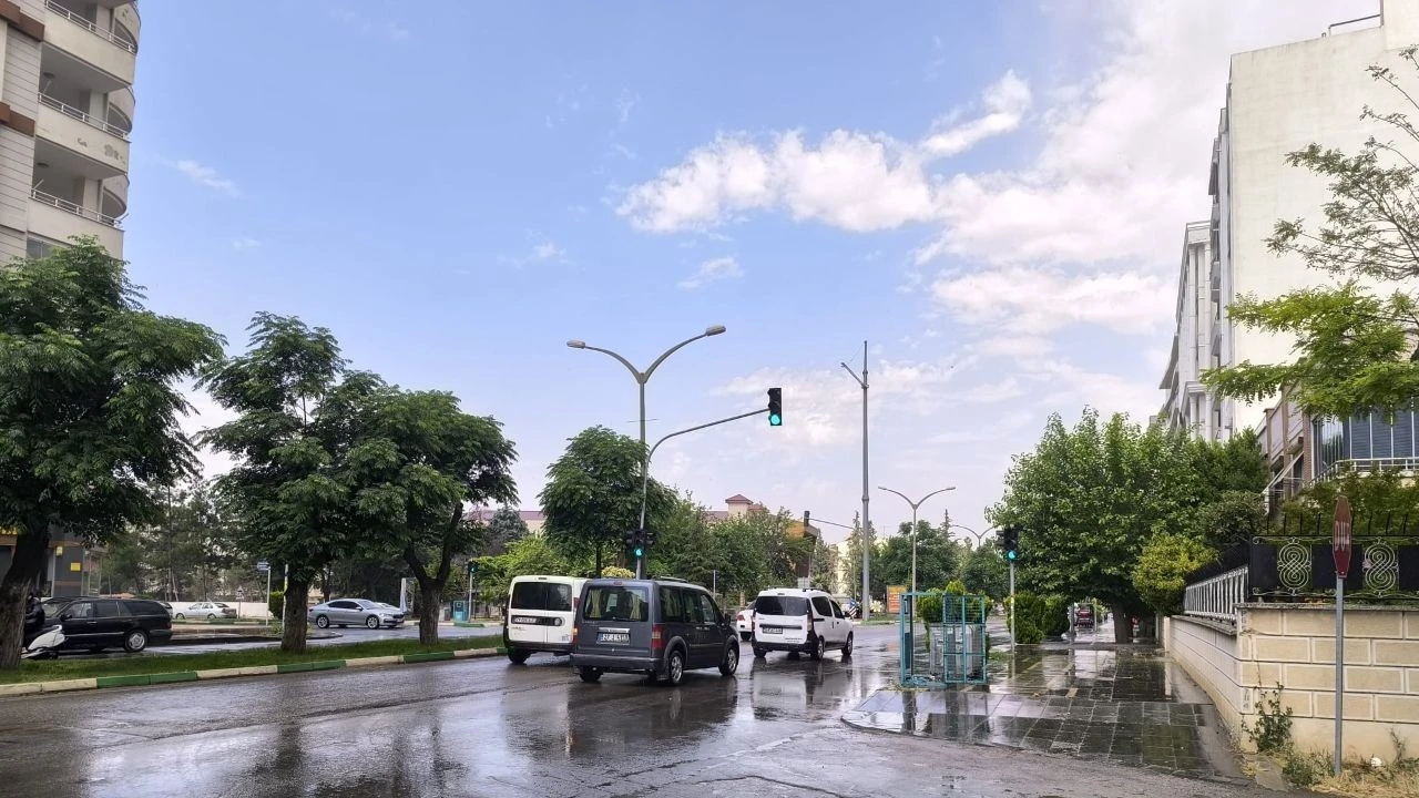 Kilis'te Sıcak Hava Etkisini S&uuml;rd&uuml;r&uuml;yor! İl&ccedil;elerde Hava Nasıl Olacak?