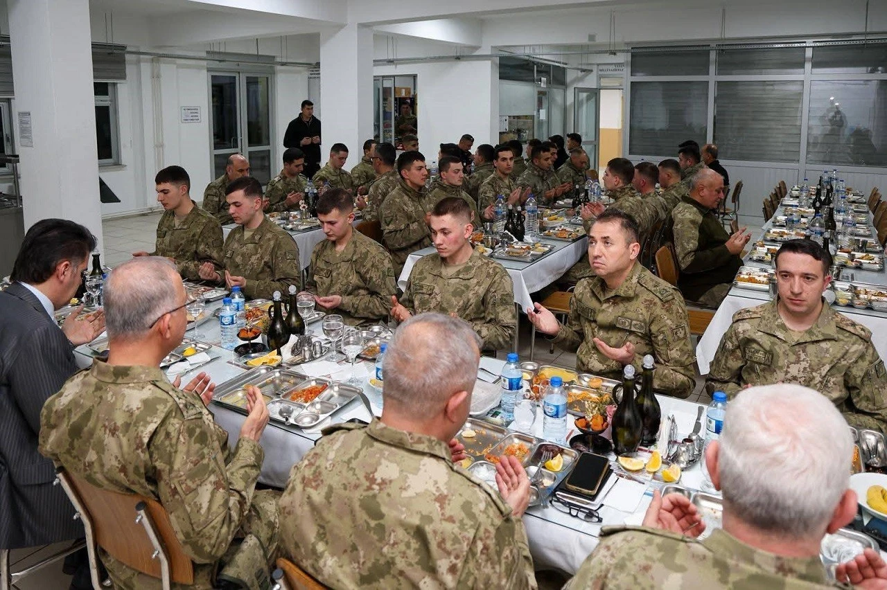 Kilis&rsquo;te Sınırda Mehmet&ccedil;ikle İftar Sofrasında