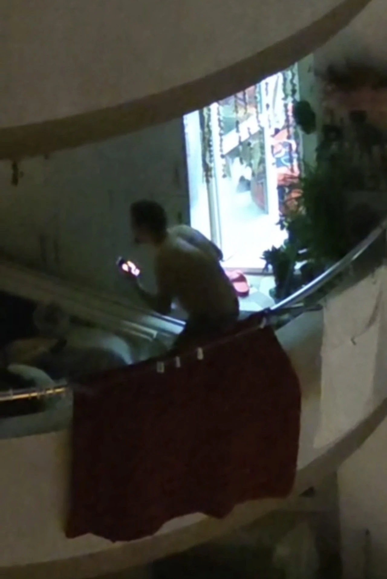 Kolonya şişesiyle balkona &ccedil;ıktı: &ldquo;Kendimi ve evi yakacağım&rdquo;