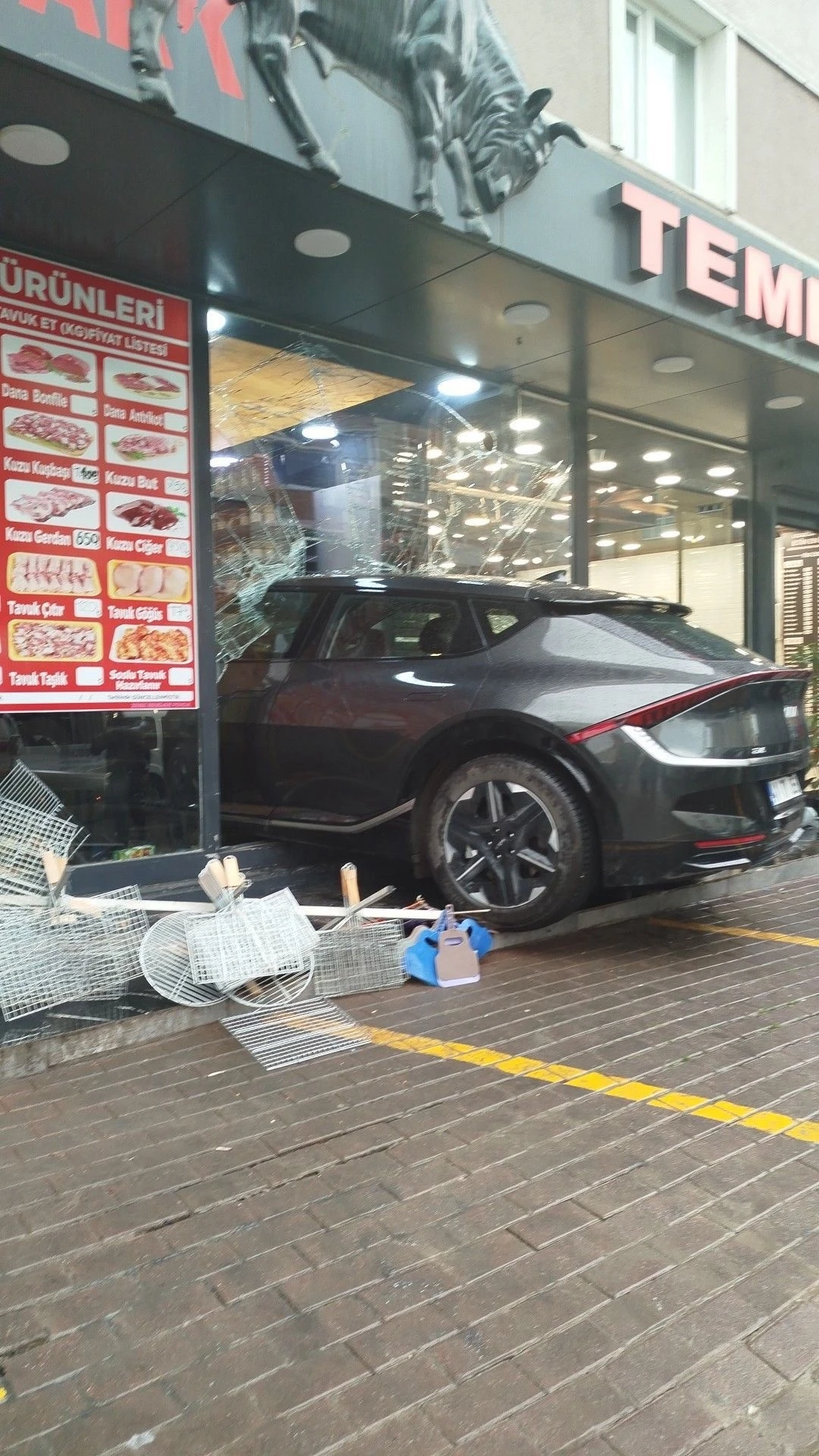 Kontrolden çıktı cip dükkana daldı: Kıl payı kurtuldu