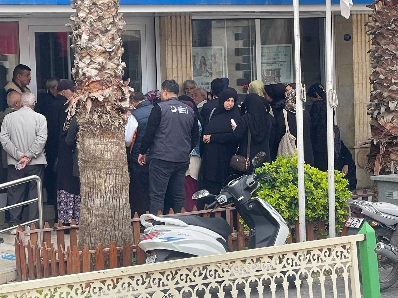  Kurban Bayramı &Ouml;ncesi Kilis&rsquo;te Maaş Kuyruğu