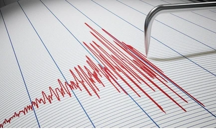 6.8 büyüklüğünde deprem paniği kameraya yansıdı