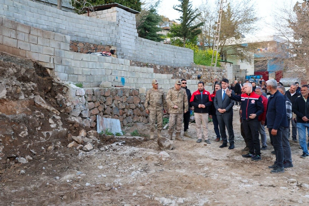 Mağaracık K&ouml;y&uuml;&rsquo;nde Heyelan B&ouml;lgesini İnceledi