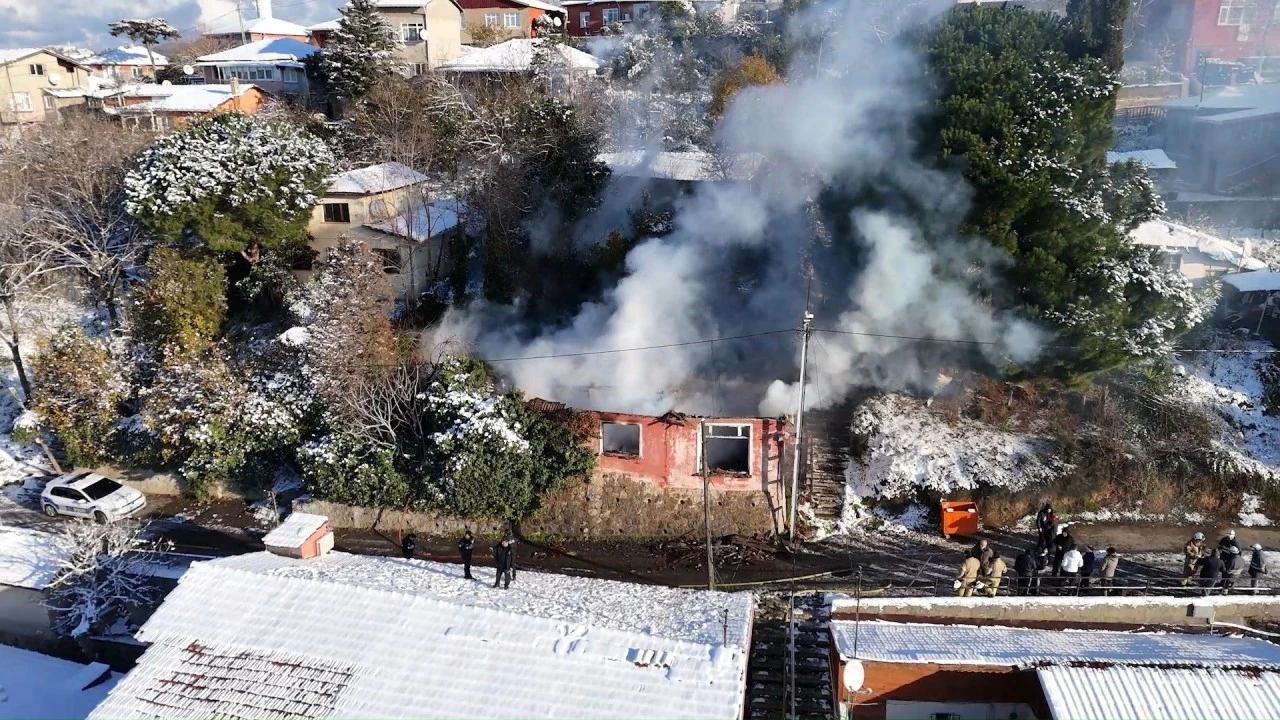 Metruk Binada Yangın: Ekipler Buzlanma Nedeniyle Zorlandı