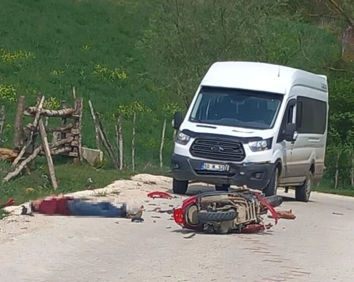 Minibüs motosikletle çarpıştı: 1 ölü