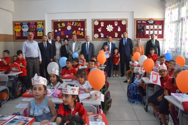 Öğrencilere 140 bin adet hediye seti dağıttı