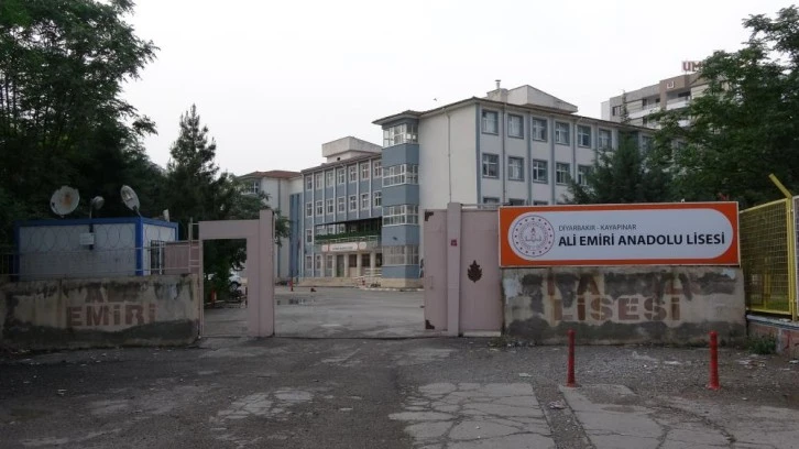 Okul müdürü öğrenci tarafından bıçaklandı